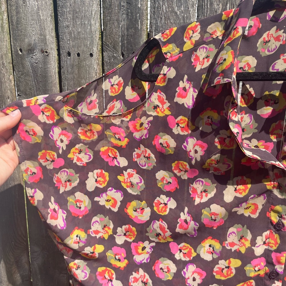 Flowery sheer blouse with open shoulder sleeves! 🌺🌼